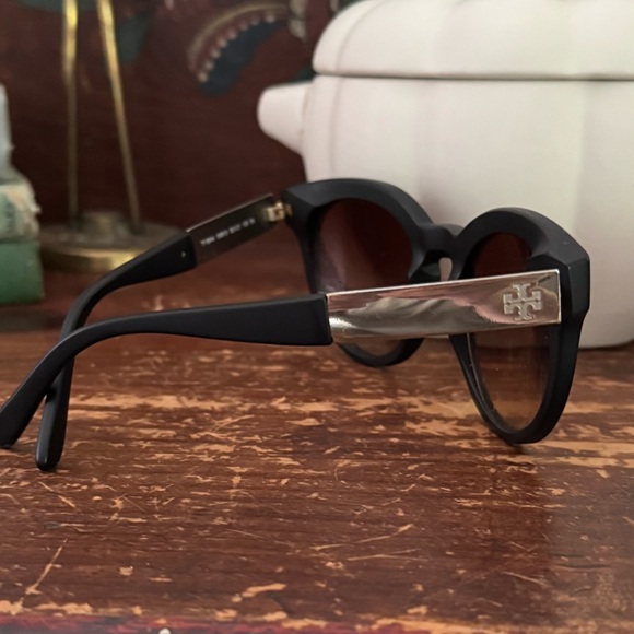 Tory Burch Black Round Gradient Sunglasses - Picture 7 of 15